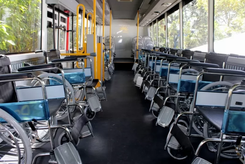 Adecuado para el transporte de personas en sillas de rueda.